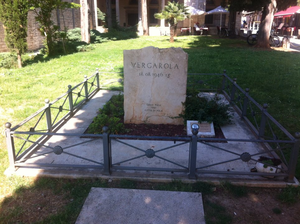 Istrien: PULA > Vergarola Anschlag > Gedenkstein