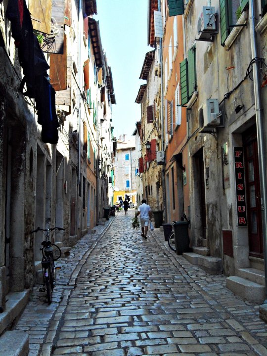 Istrien ROVINJ Altstadtgasse.JPG