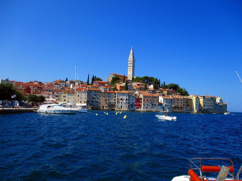 Istrien: ROVINJ > Blick vom Meer auf die Stadt