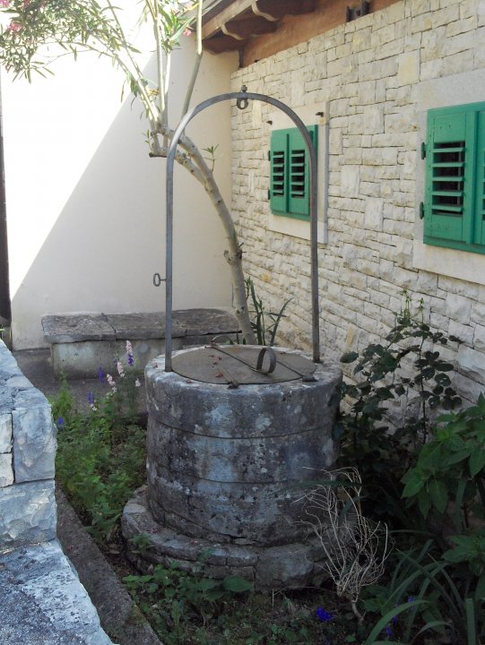 Istrien: TRGET > Zisterne.JPG