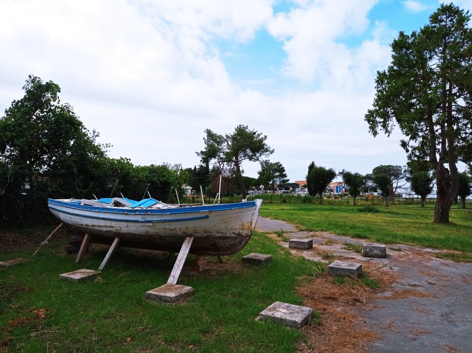 Istrien: Umag: Boot im Hof