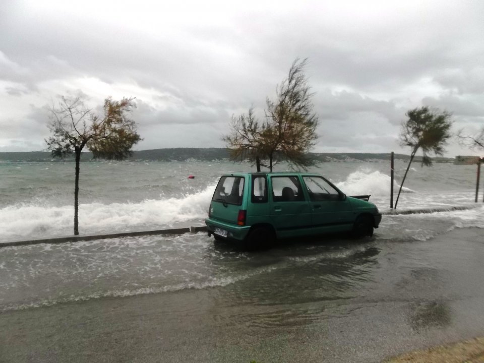 Kastel Novi im Frühling. Der Jugo weht.