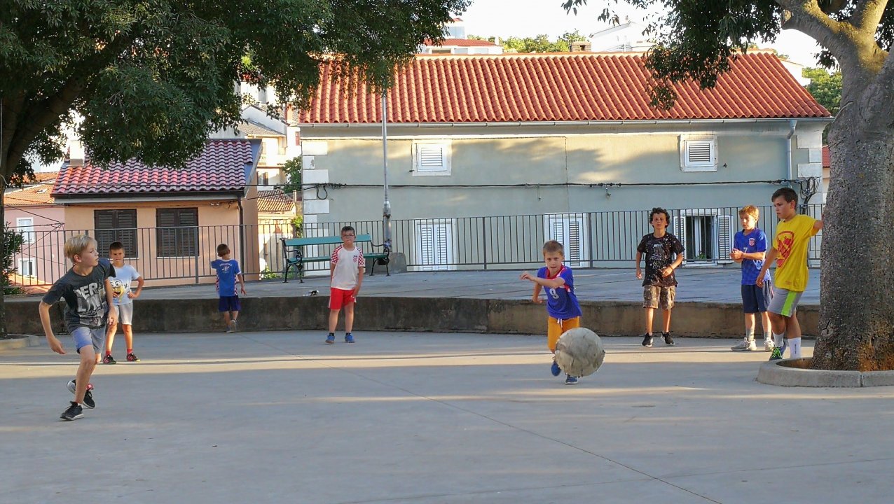 Krk: Vrbnik > spielende Kinder