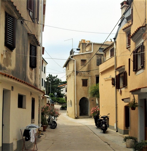 Kvarner BASKA auf Insel Krk Strasse.JPG