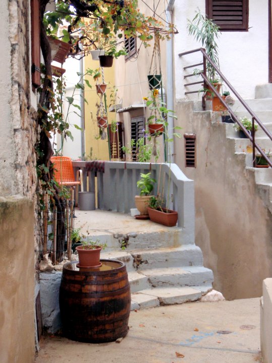 Kvarner: BASKA > Kleine Gasse in der Altstadt