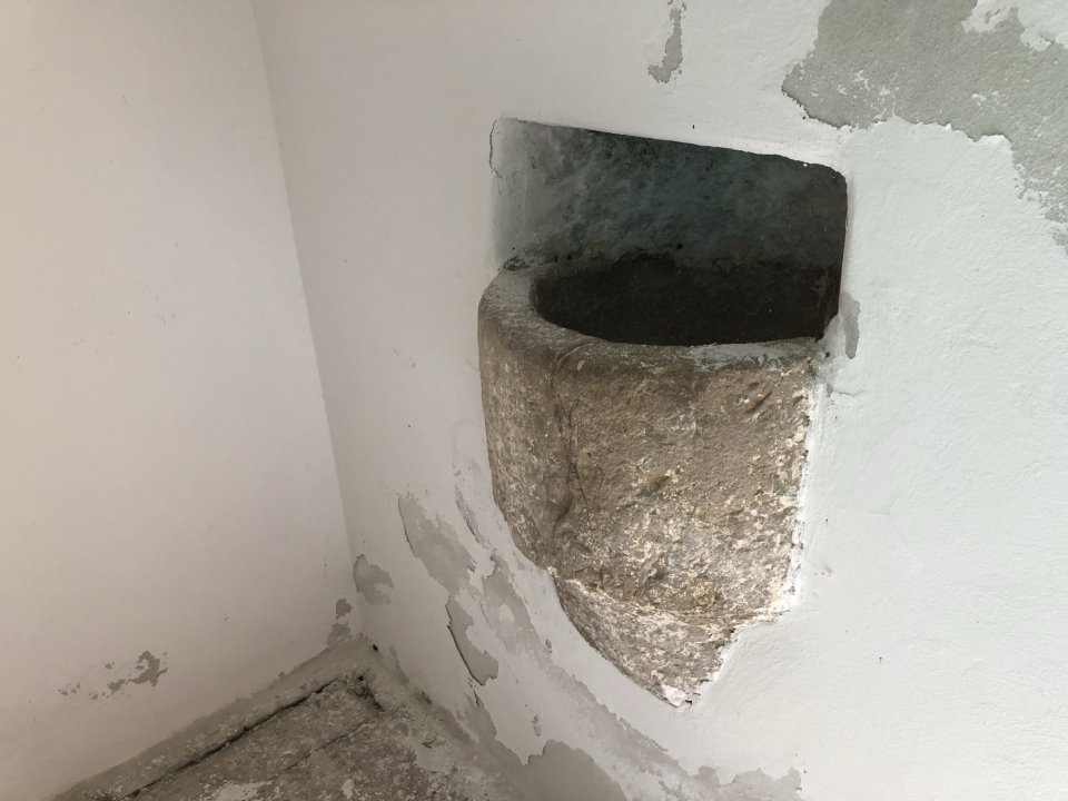 Kvarner : Cres / Lubenice > Weihwasserbecken