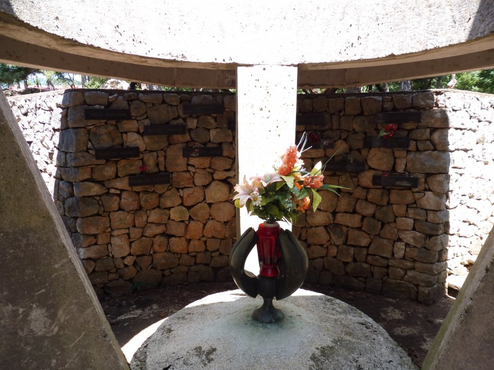 Kvarner: HRELJIN > Gedenkstätte Opfer 2. Weltkrieg