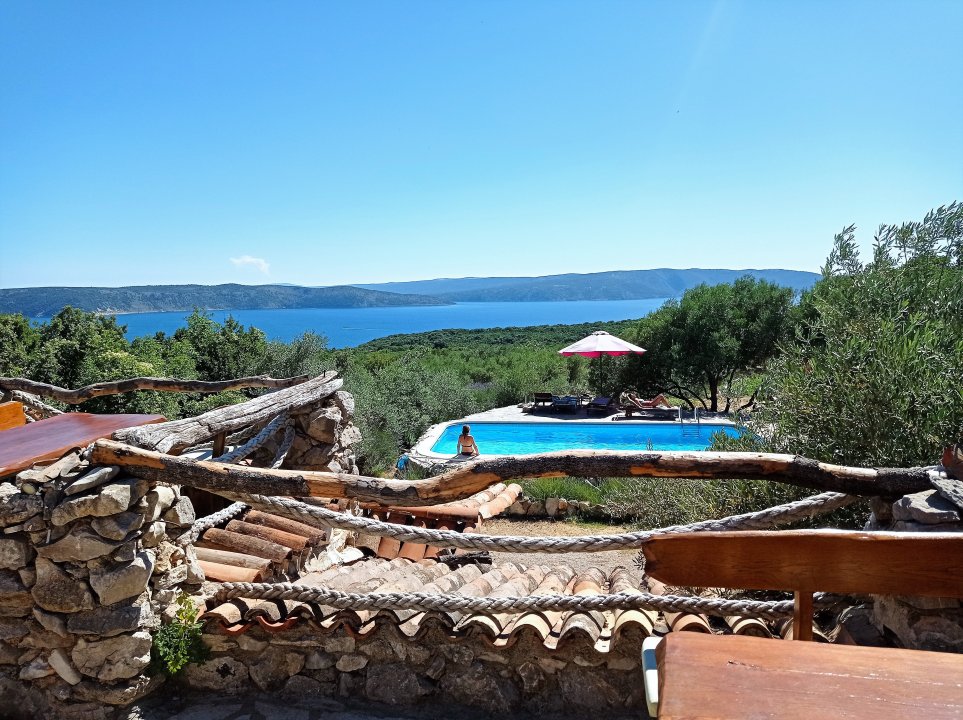 Kvarner: Krk> Vrh> Garten mit Pool