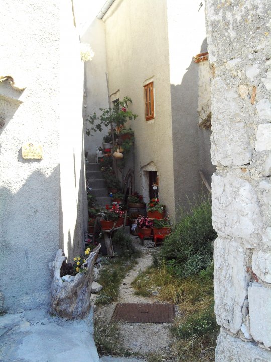 Kvarner: LUBENICE auf Insel Cres > Gasse.JPG