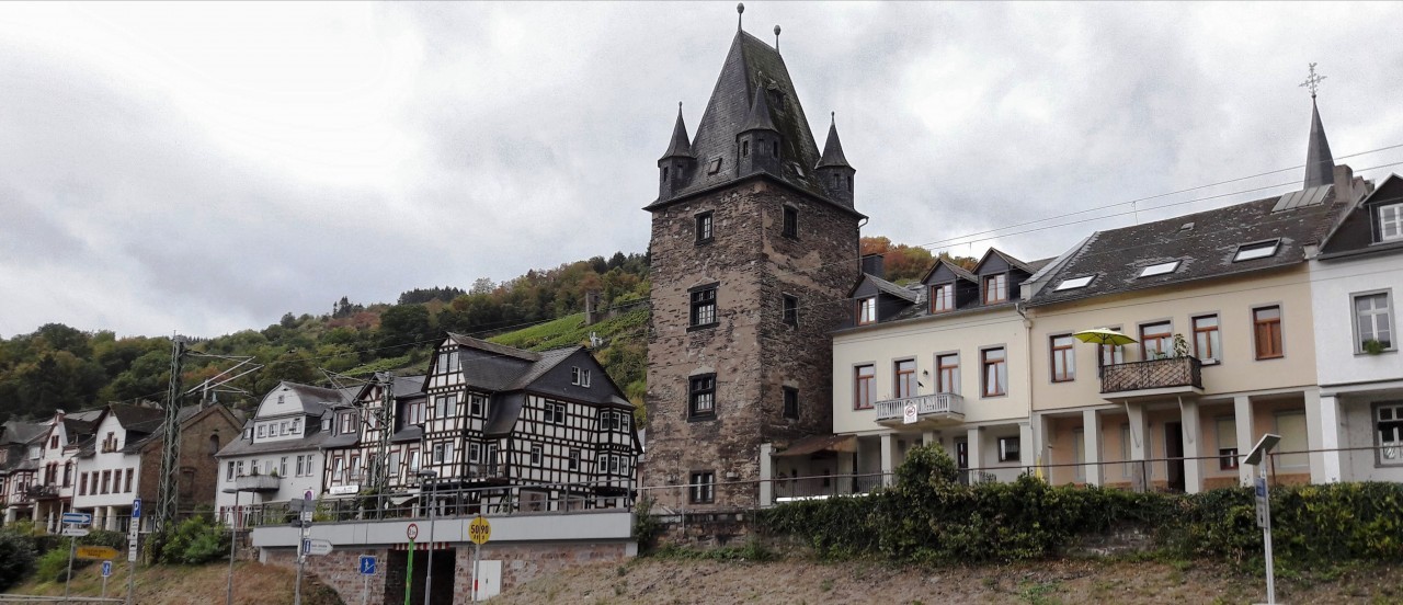 Marktor mit Stadtmauer Bacharach.jpg