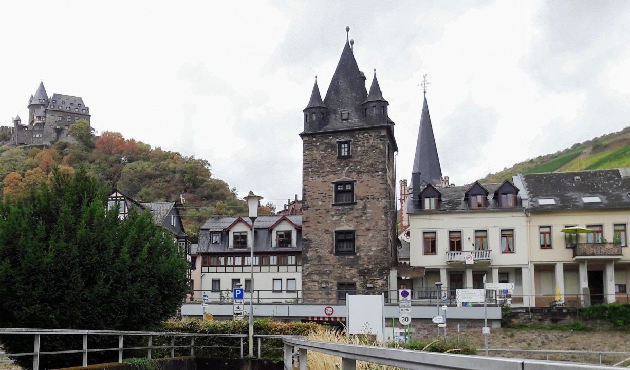 Markttor Bacharach mit Stadtmauer.jpg