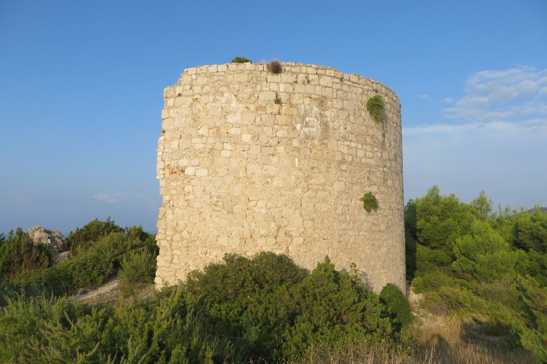 Mitteldalmatien: INSEL VIS > Festungsruine Torjun