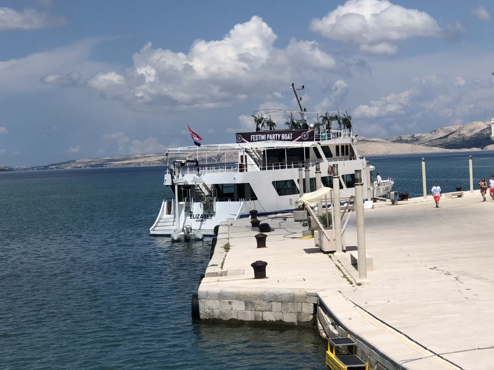 Pag : Pag Stadt > Partyboot