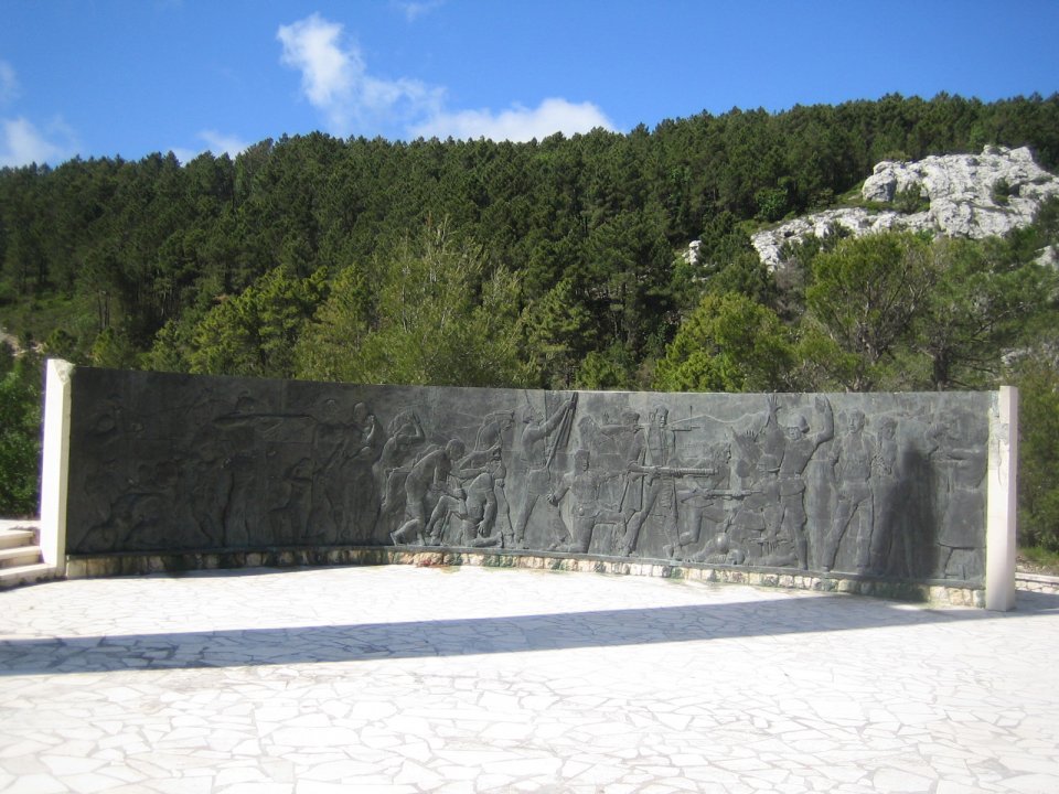 Süddalmatien: PELJESAC > Pijavicino > Kriegerdenkmal