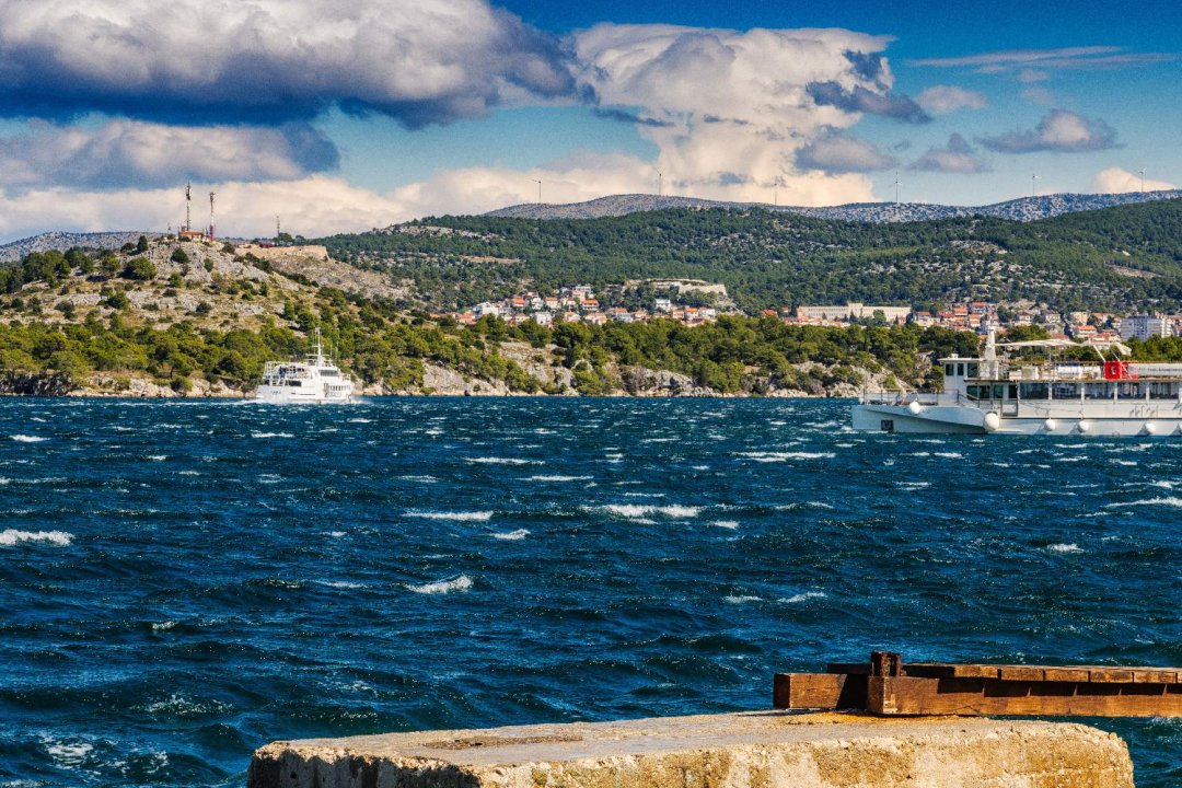 Sibenik - Die Bura peitscht durch den Kanal Sv. Ante_KLEIN.jpg