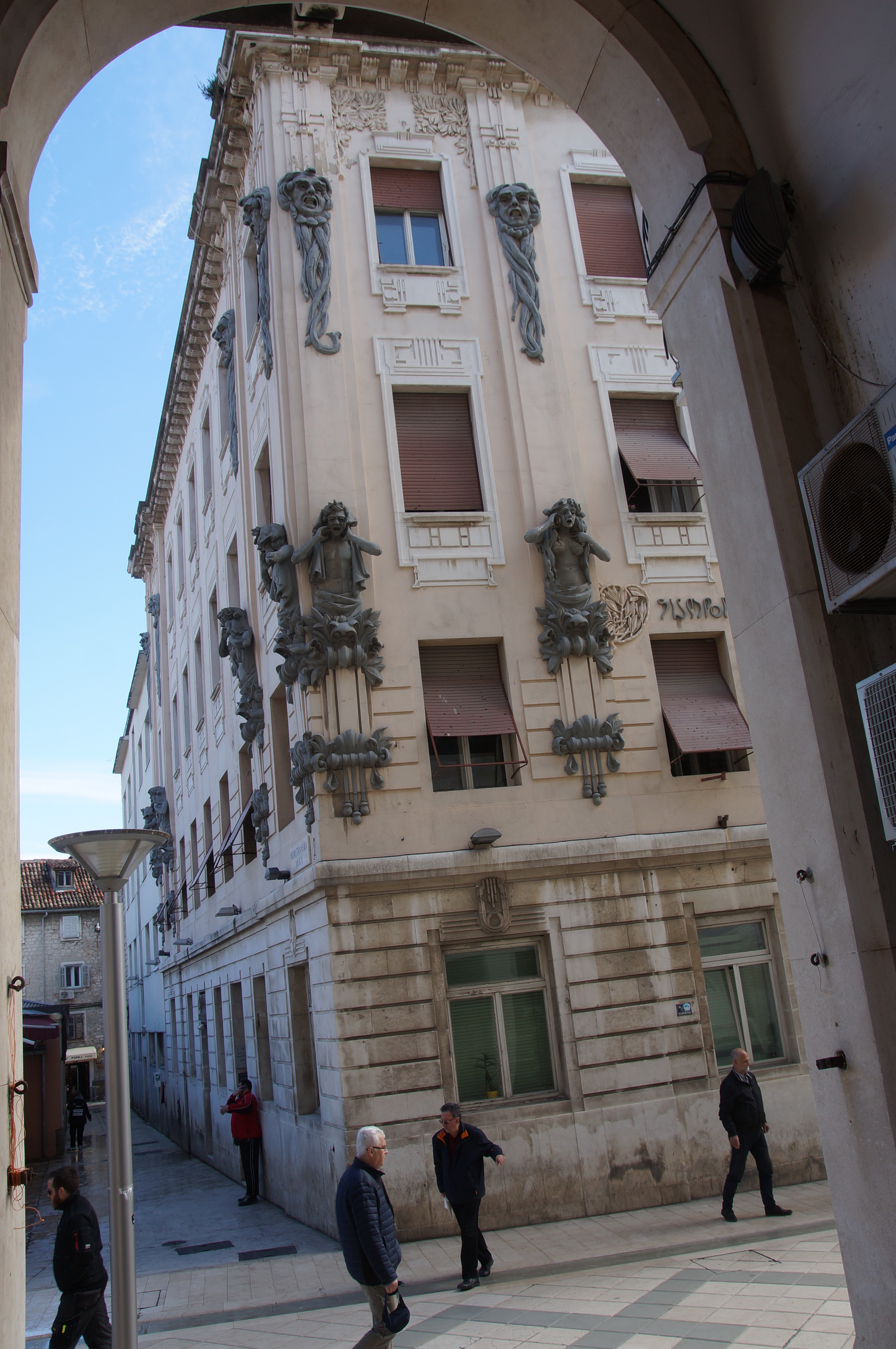 Split - schreiende Figuren