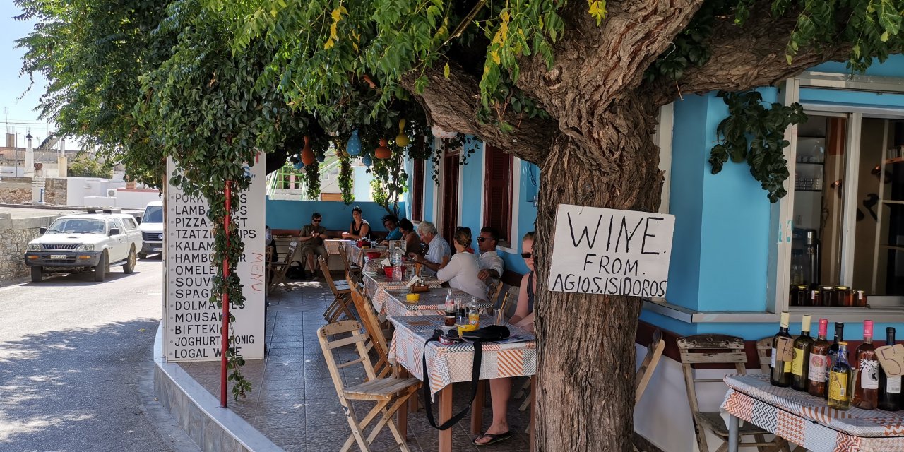urige Taverne in einem Bergdorf