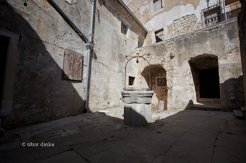 71199630_2.jpg