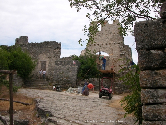 2005_6863_Dvigrad_Gebeine.jpg