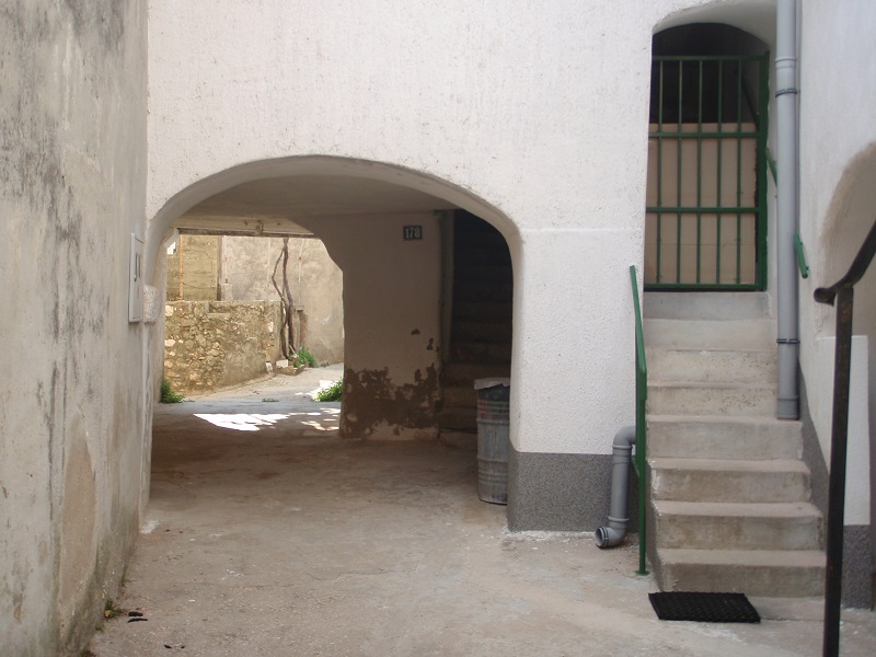 Gasse_in_Draga.jpg