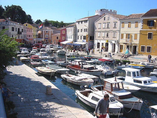 VELI_LOSINJ_-_es_staut_sich_im_Hafenbecken.jpg