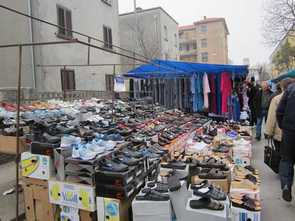 24_Markt_Labin_Schuhe.jpg
