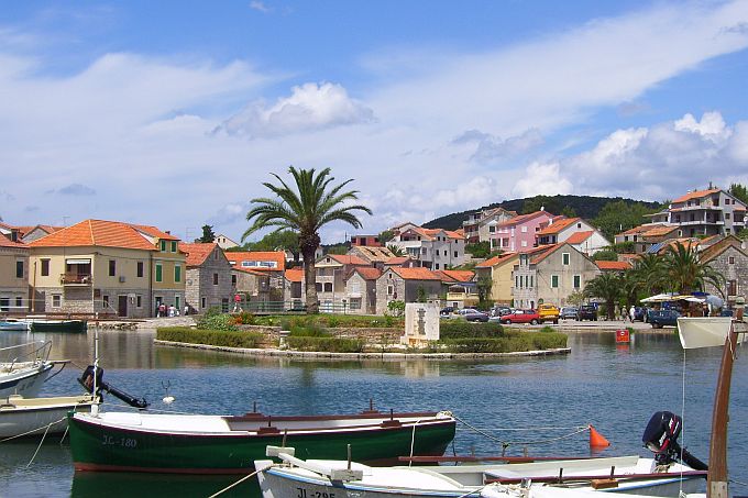 049_Inselchen_im_Hafen_von_Vrboska.JPG
