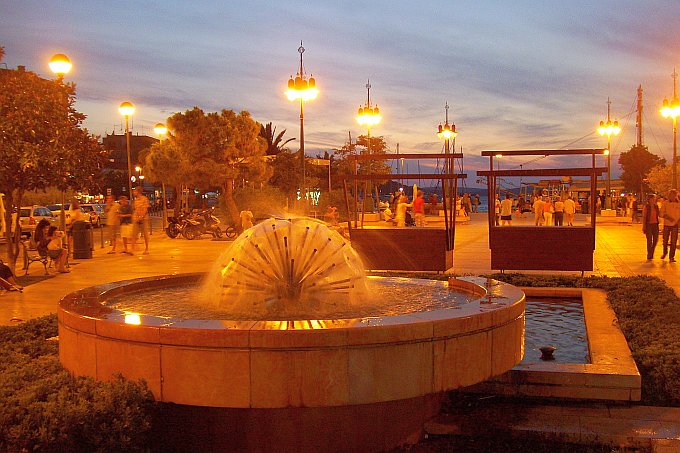 43_Brunnen_in_der_Abenddmmerung.JPG