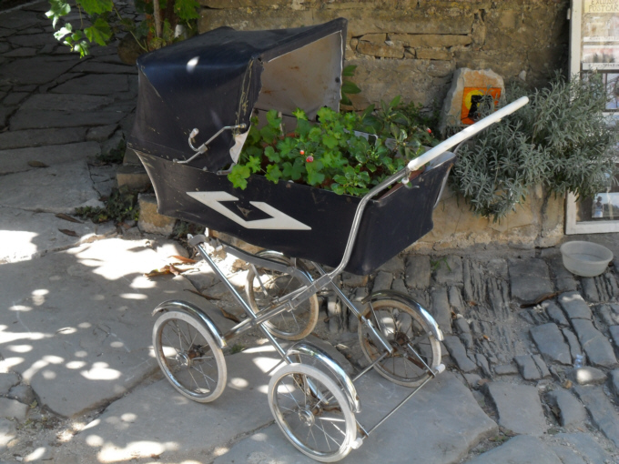 Kinderwagen_in_Groznjan.jpg
