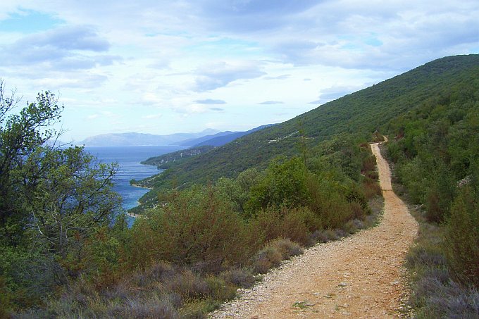 054_Schotterstrae_nach_Valun.jpg