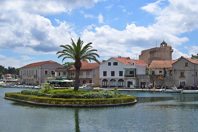 051_Inselchen_im_Hafen_von_Vrboska.jpg