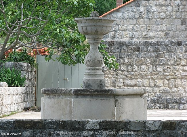 PRIDVORJE_Kloster_020_brunnen_2009IMG_5507a.jpg