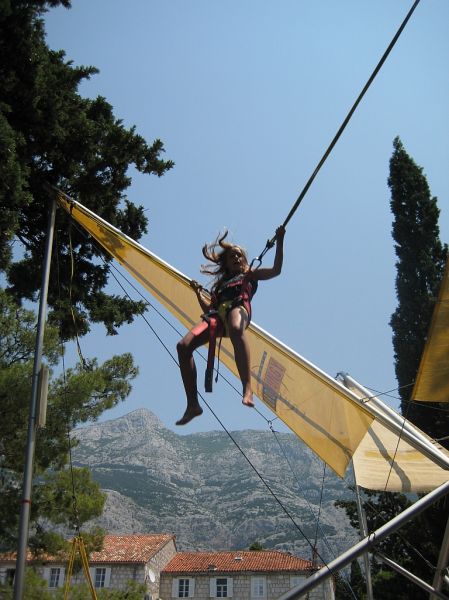 normal_Sophie%20beim%20Bungee-Trampolinspringen.jpg