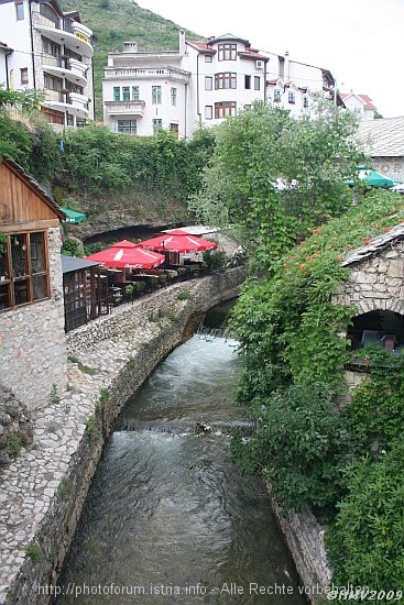 MOSTAR_Krumme_Bruecke_Fluss_Radobolja_2009IMG_2248.jpg