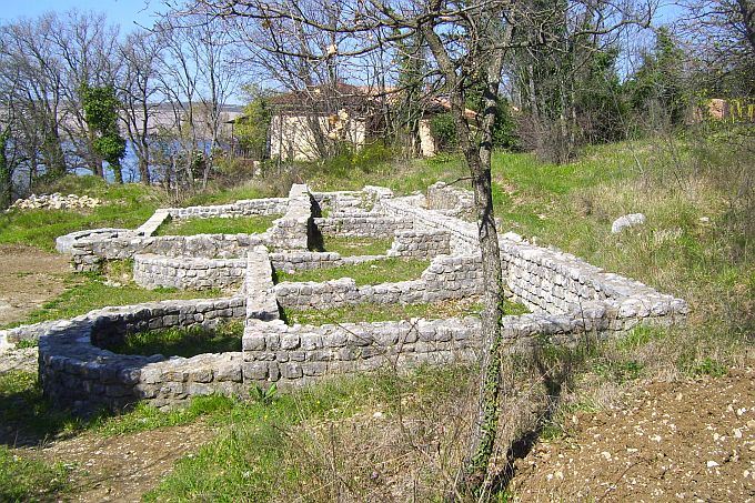 15_Jadranovo_Ruinen_in_der_Bucht_Lokvisce.JPG