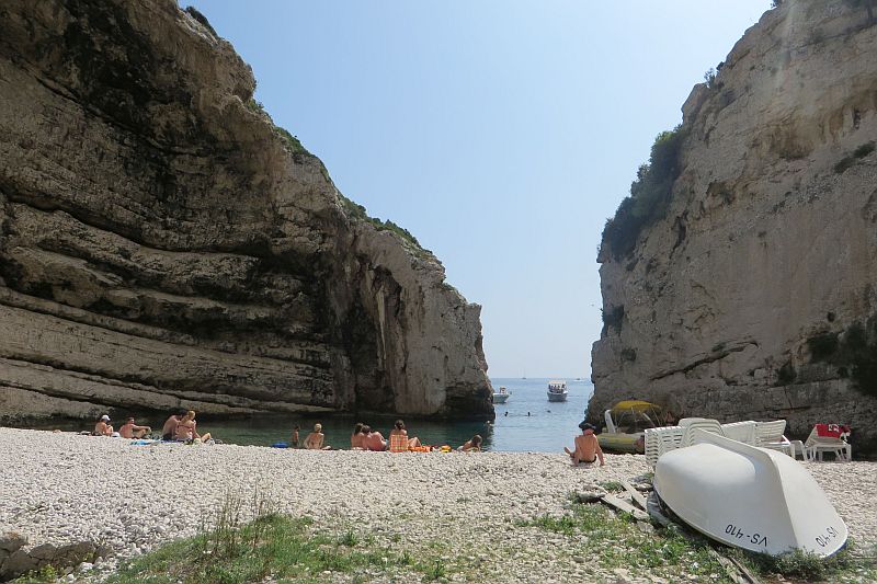 083_Wanderung_zur_Bucht_Stiniva_Strand_in_der_Bucht.jpg