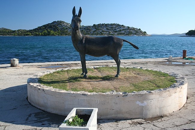 TRIBUNJ_Denkmal_Esel_IMG_1443.jpg
