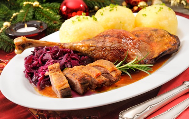 martinigansl-mit-rotkraut-und-knoedel.jpg
