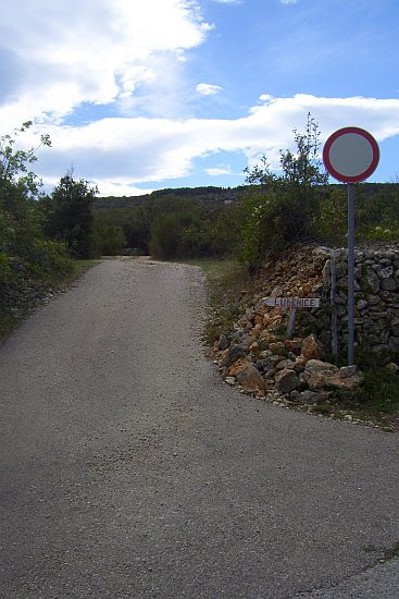 195_Abzweigung_Wanderweg_nach_Lubenice.jpg