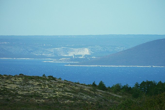 183_Blick_nach_Istrien_Zementwerk_Koromacno.jpg