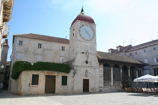 TROGIR_Stadtloggia_mit_Uhrturm_IMG_4317.jpg