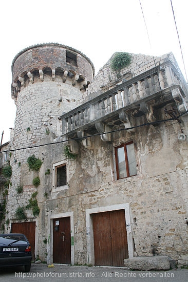KASTEL_KAMBELOVAC_Wehrturm_IMG_3914.jpg