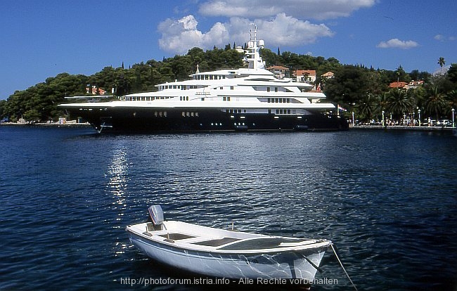 Yacht02.jpg