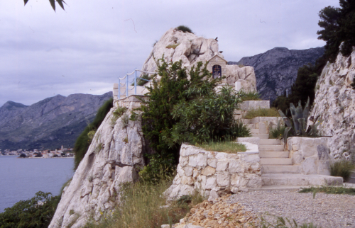 Kopie_von_u2005-0518-3_Gradac_Kapelle__Ortsausgang_3.jpg