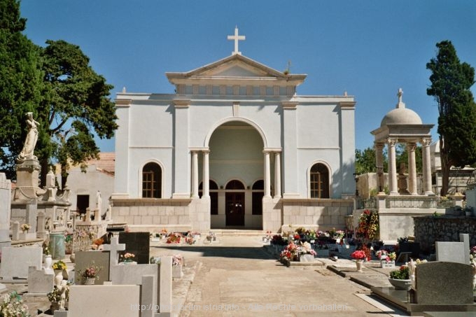 15_-_Mali_Loinj_-_Kirche_Sv._Martin_und_Friedhof.jpg