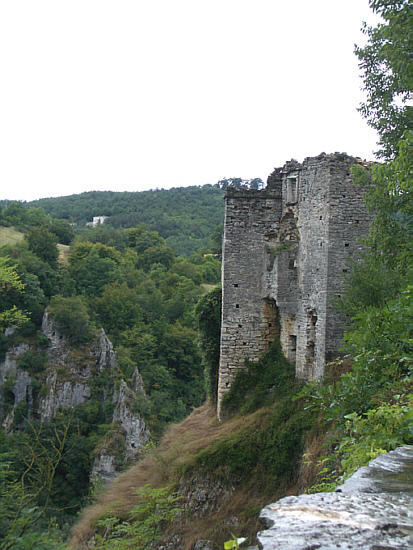 Pazin_-_Burgruine_an_der_Fojba_-_Schlucht.jpg