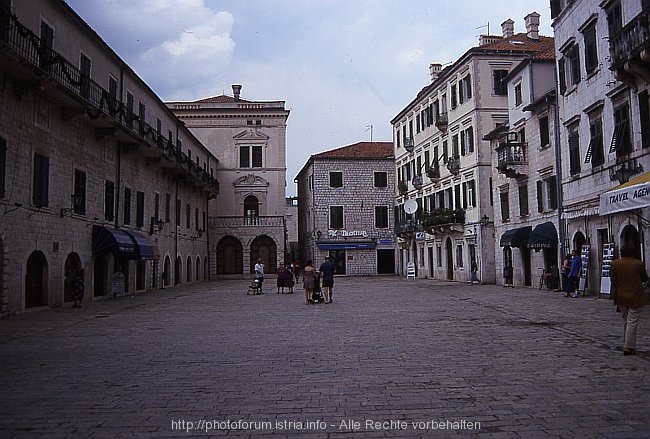 MNE_Kotor_waffenplatz_u2000-0001.jpg