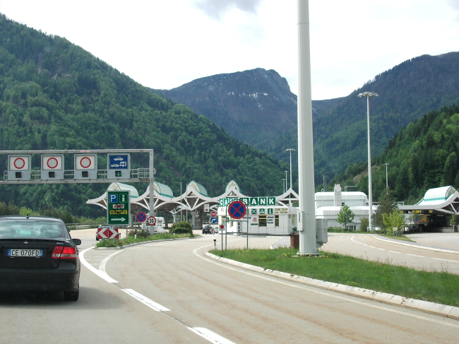 Kopie_von_u2005-0008AV_05-15_A10_Grenze_Karawankentunnel.JPG