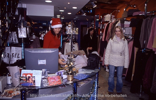Reisebericht_u2004-12-28-056_Zagreb_Alex_in_der_Boutique_Skandal.jpg