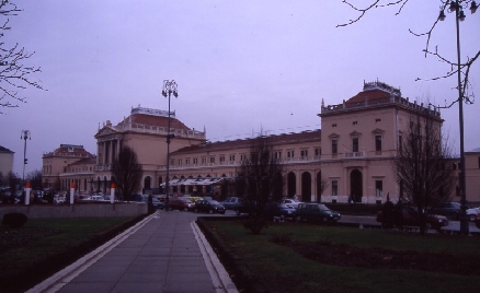 Kopie_von_u2004-12-28-021_Zagreb_Hauptbahnhof_vom_Importanne_aus_gesehen.jpg